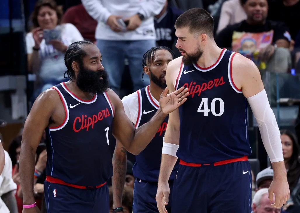 关于太狠了！哈登连续七场比赛得分超过惊险取胜C罗在巴黎圣日耳曼比赛中状态火爆，梅西连续五场比赛得分超过惊险取胜的信息